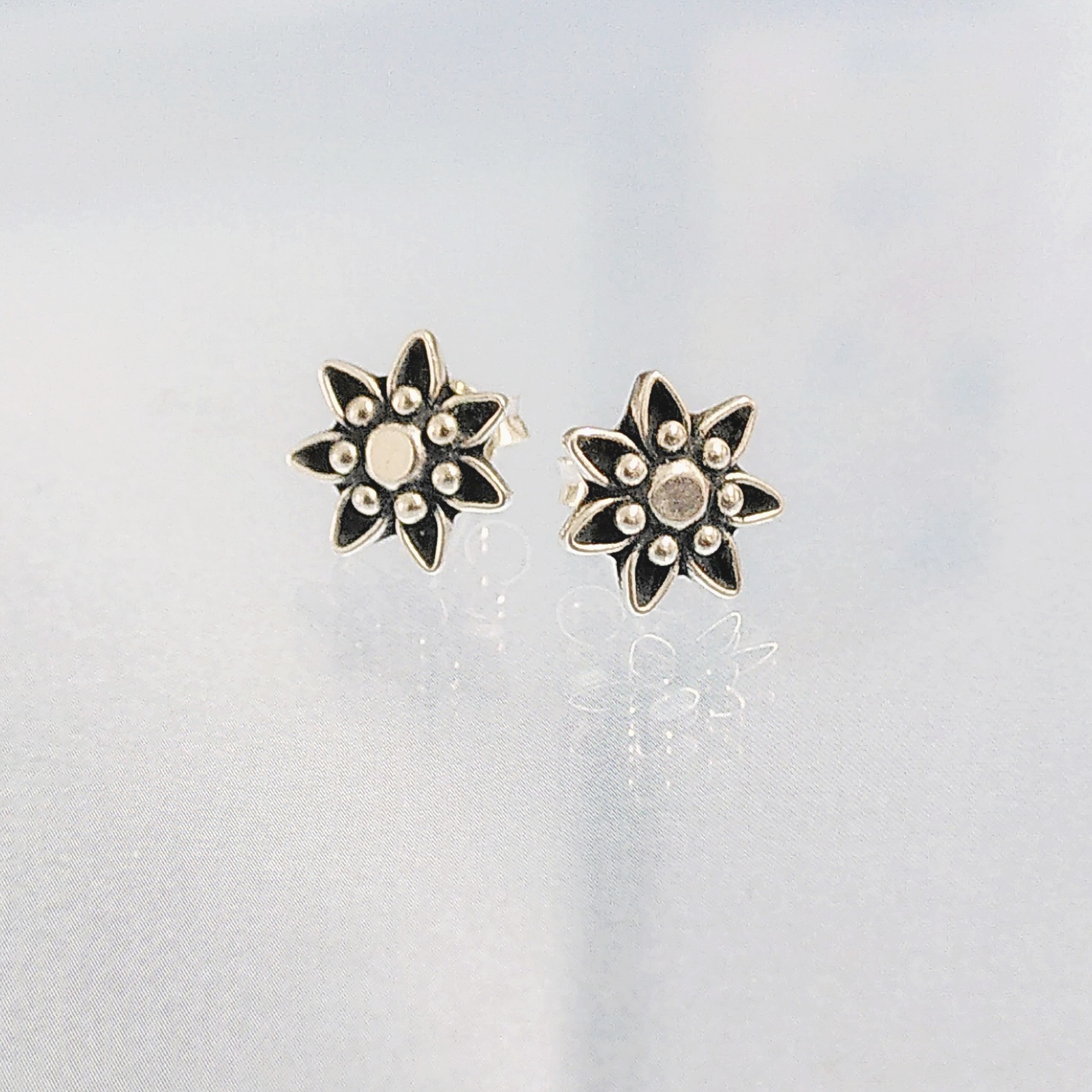 seven-petal-flower-studs